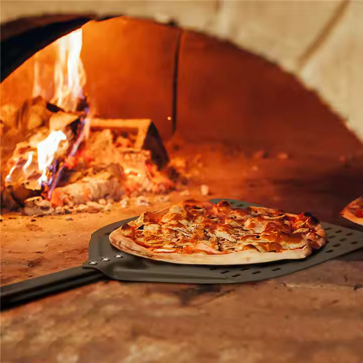 LOPATA ZA PIZZU PERFORIRANA (30x30cm)