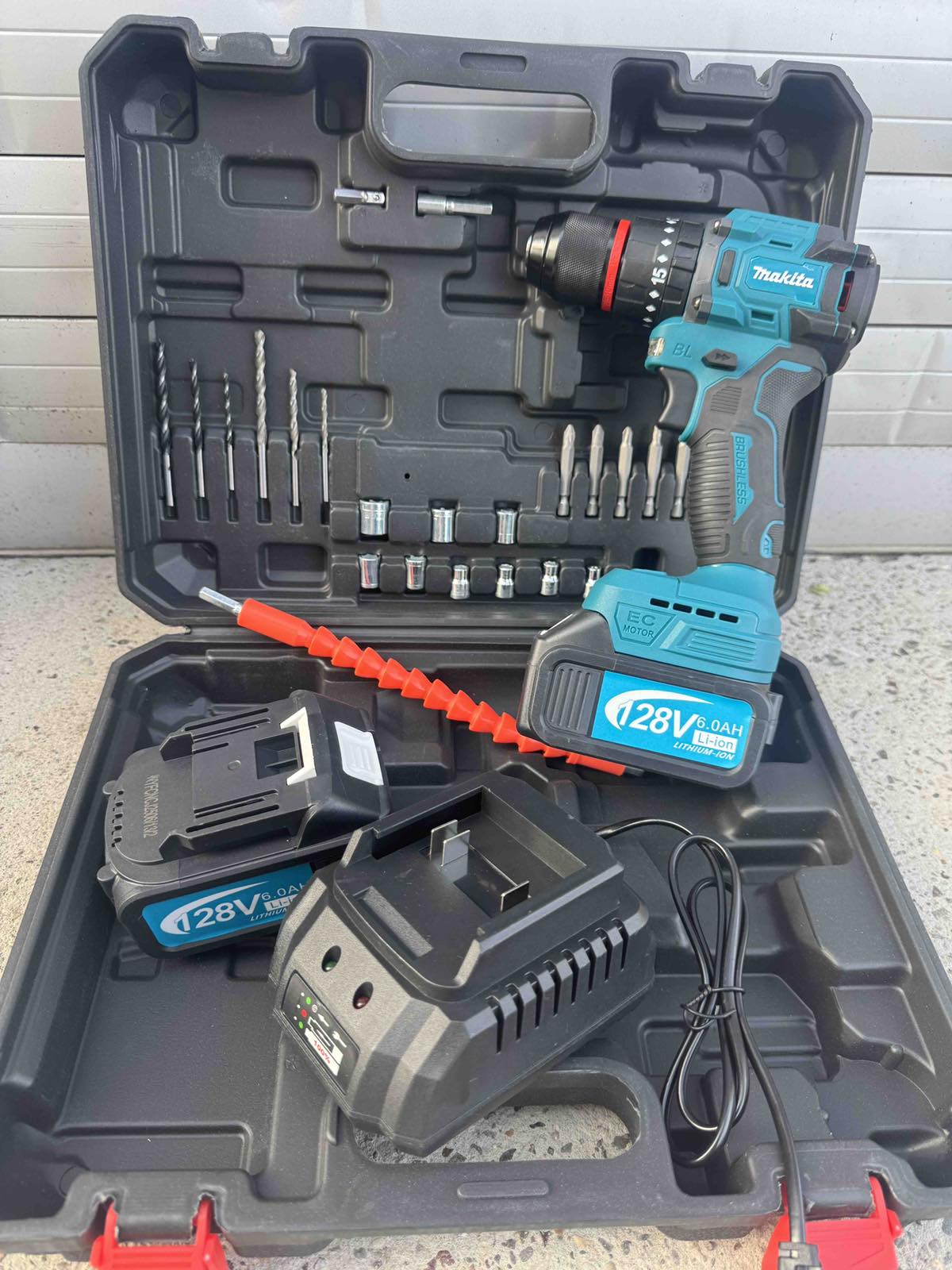 AKU BUŠILICA SA ALATOM + DVIJE BATERIJE OD 128V